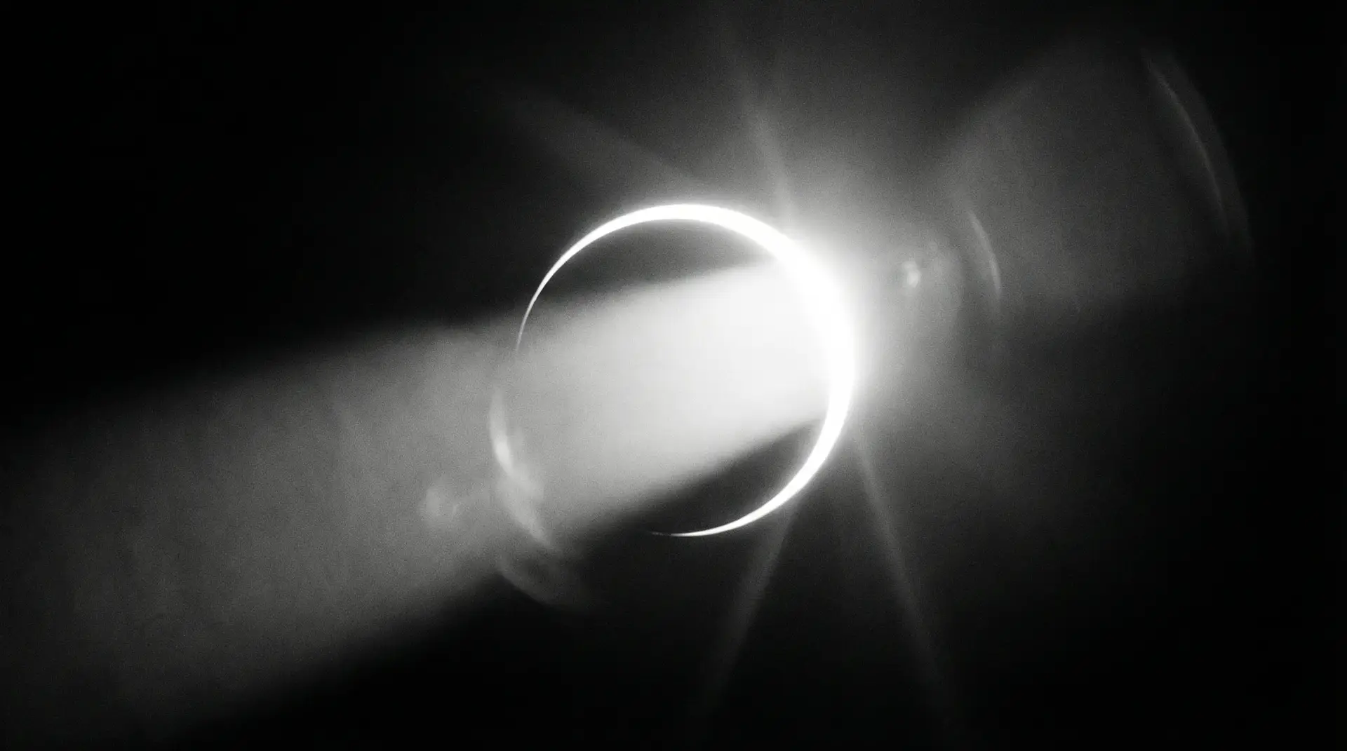 月蚀传媒 国产一线二线三线女装品牌 - 光影交汇的视觉冲击